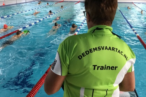 zwemtrainster aan bad