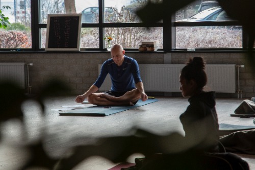 mensen die yoga beoefenen