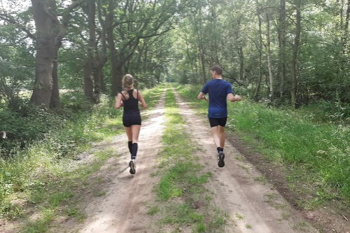 hardlopende man en vrouw