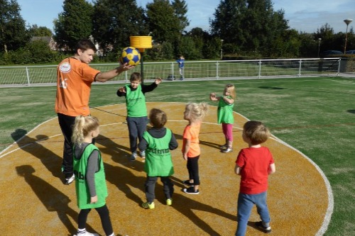 kinderen die korfballen